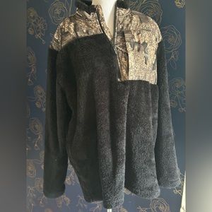 Large Women’s Realtree Pullover with front Pocket and Camo Detail